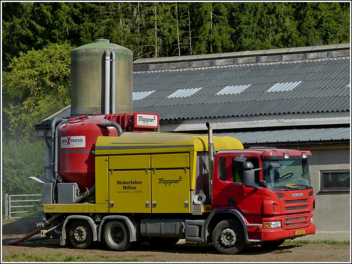 Scania P 400 mit Getreidemahlaufsatz aufgenommen auf einem Bauernhof beim entleeren seines Mahlgutes in einen Futersilo.  23.08.2013