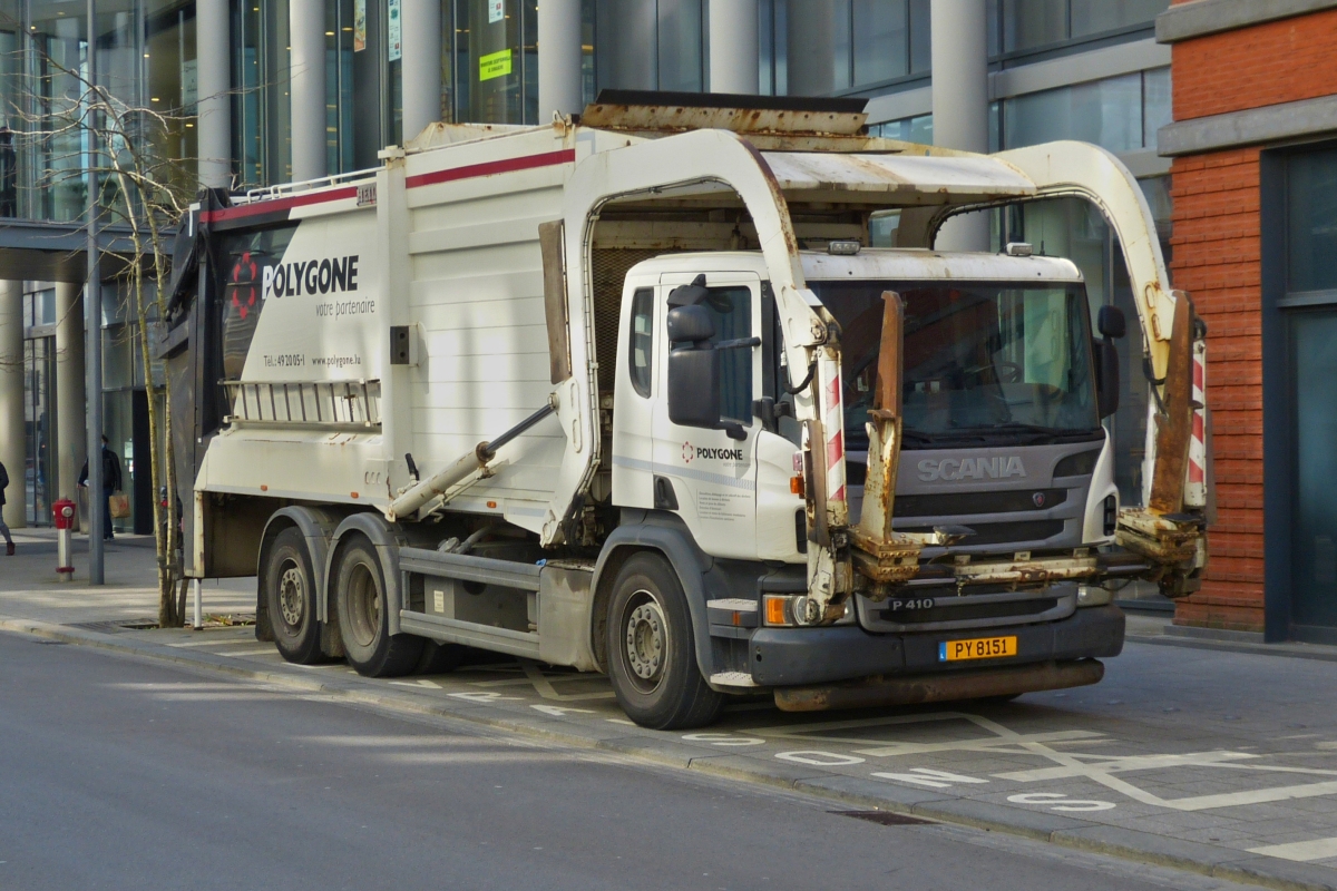 Scania P 410 Müllentsorger steht am Straßenrand. 03.2021