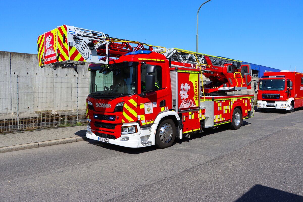 Scania P280 Magirus M32 L-AT (DLK)A (Florian Hanau 1-30-2) Feuerwehr Hanau 
am 20.06.26 bei einer Gro��bung in Hafen
