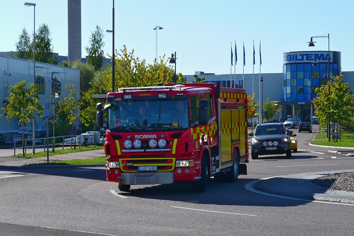 Scania P360. Kleine Fahrzeugparade der Feuerwehr Borlänge, Schweden, 19.9.2014