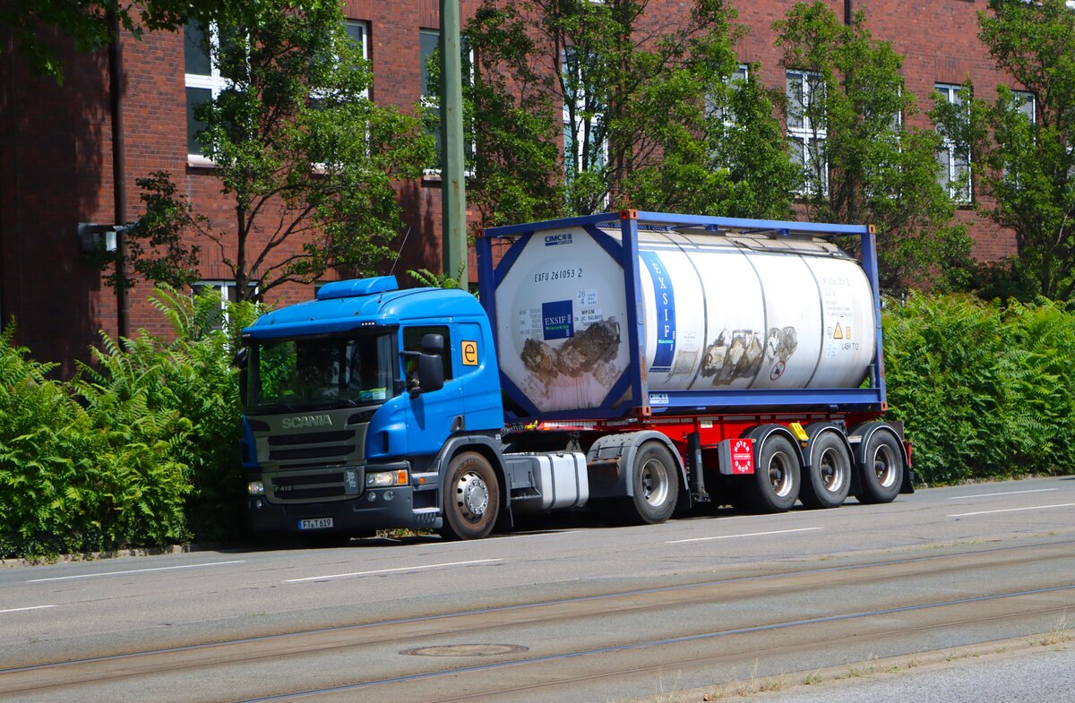 Scania P410 mit Tankcontainer am 16.07.26 in Ludwigshafen 