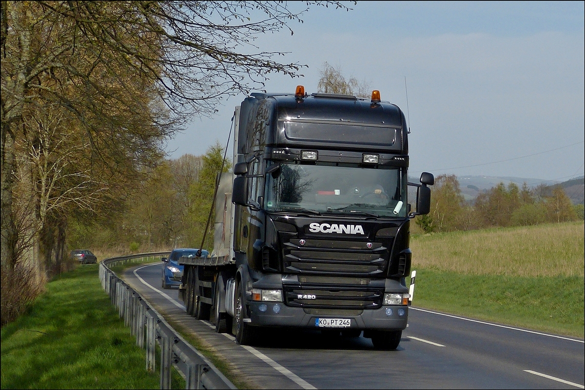 Scania R 420 Sattelzug ist am 02.04.2014 auf den Straen im Norden von Luxemburg unterwegs. 