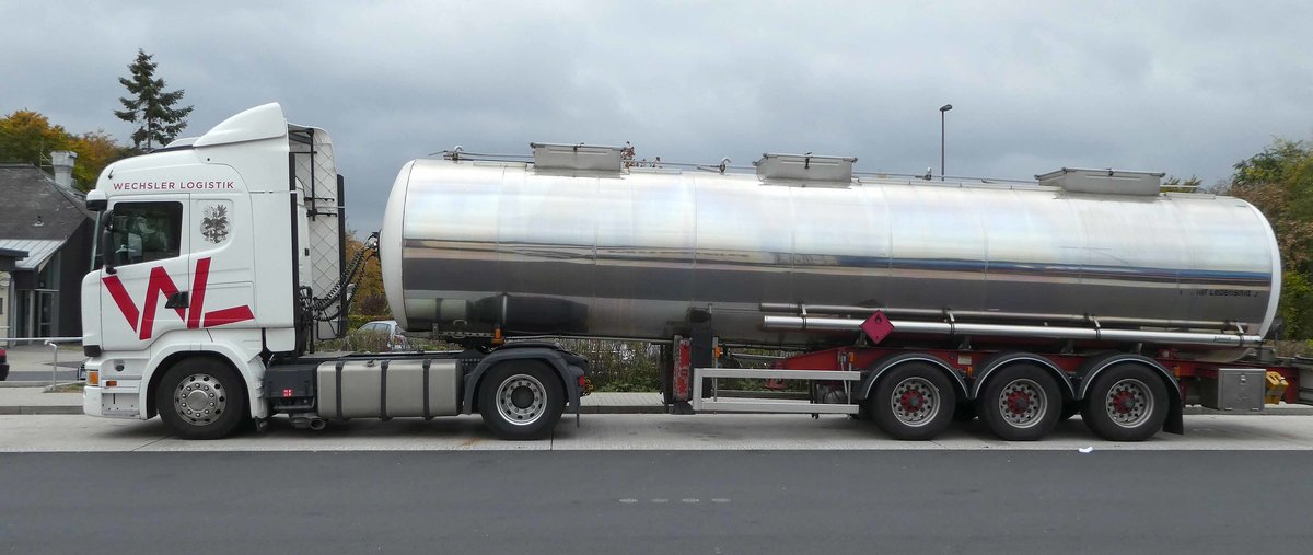 Scania R 450 als Tankzug von WECHSLER LOGISTIK rastet im Oktober 2018 an der A 7