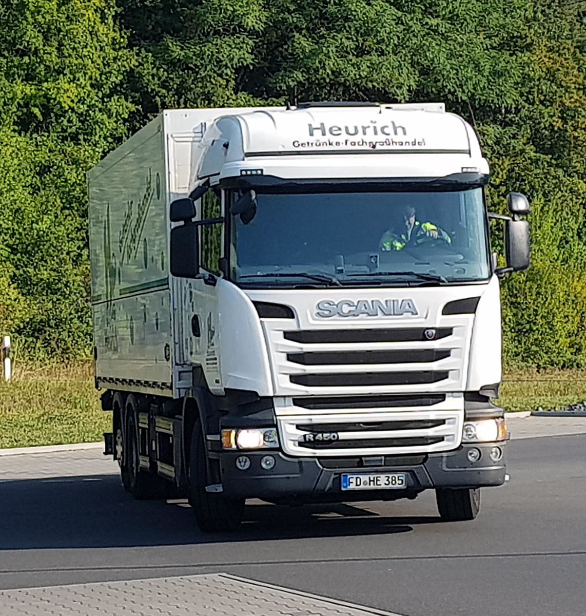 =Scania R 450 des Getränkehändlers HEURICH rangiert zur Anlieferung, 09-2020