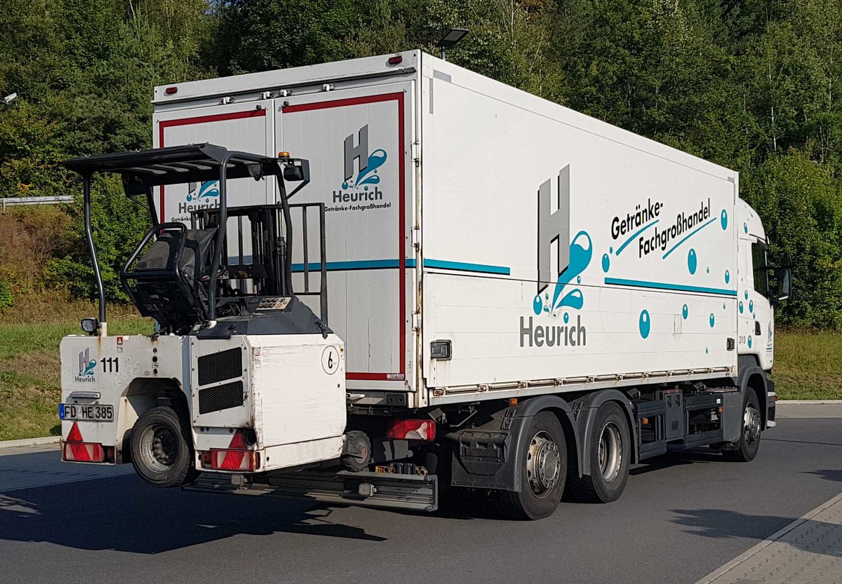 =Scania R 450 des Getränkehändlers HEURICH rangiert zur Anlieferung, 09-2020