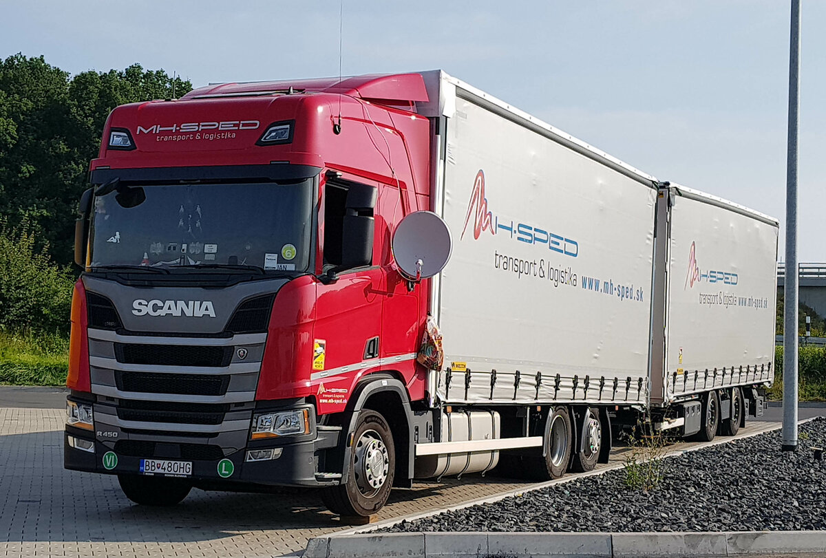 =Scania R 450-Hängerzug von MH SPED rastet an der A 7 im Juli 2021