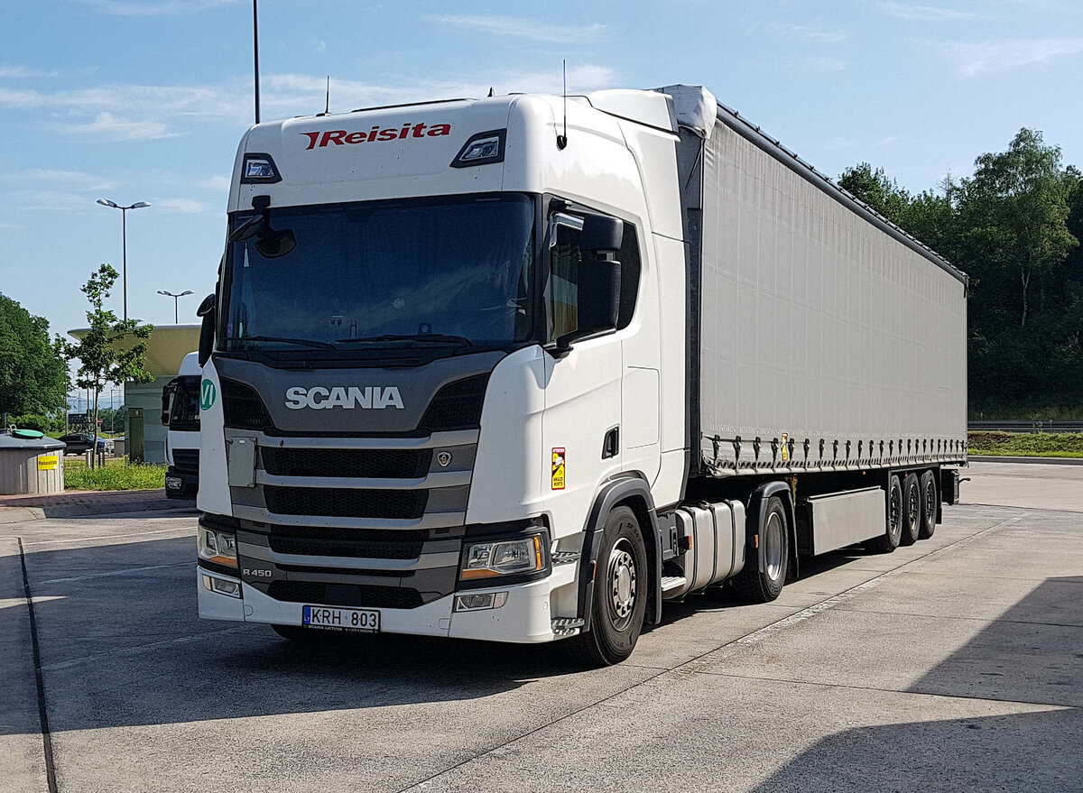 =Scania R 450-Sattelzug von REISITA aus Litauen rastet im Juli 2021 an der A 7