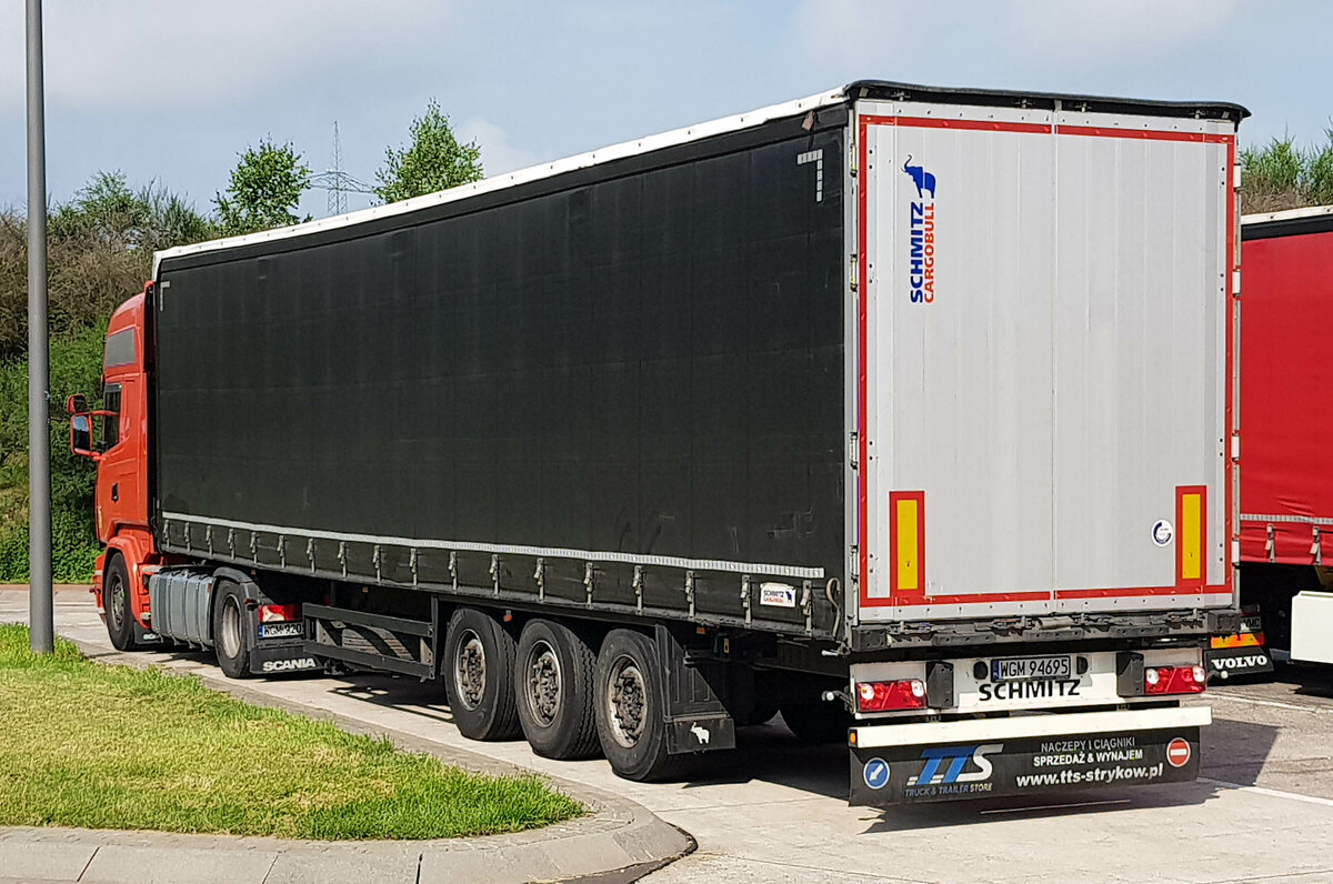 =Scania R 450-Sattelzug der Spedition BERGHEGGER (mit polnischer Zulassung) rastet an der A 7 im Juli 2021