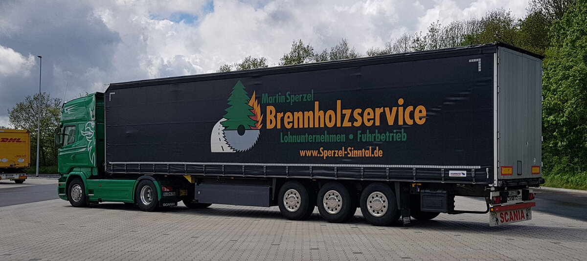 =Scania R 450-Sattelzug von SPERZEL rastet im Juni 2021 auf der Rastanlage Fulda-Nord