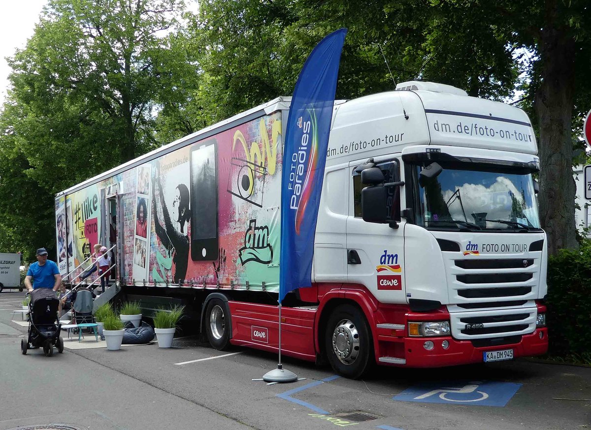 =Scania R 450 steht als Fototruck von DM und CEWE beim Hessentag 2019 in Bad Hersfeld, 06-2019