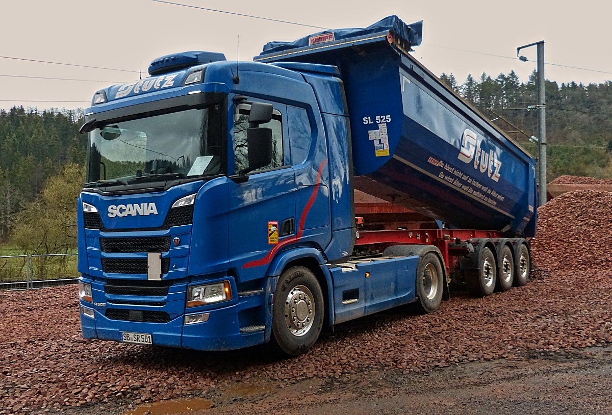 Scania R 500 Kippersattelzug, hat seine Ware an der Verladestelle nahe Drauffelt abgeladen. 04.21 