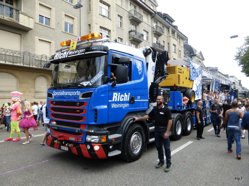 Scania R 560 Sattelschlepper an der Street Parade in Zürich am 02.08.2014