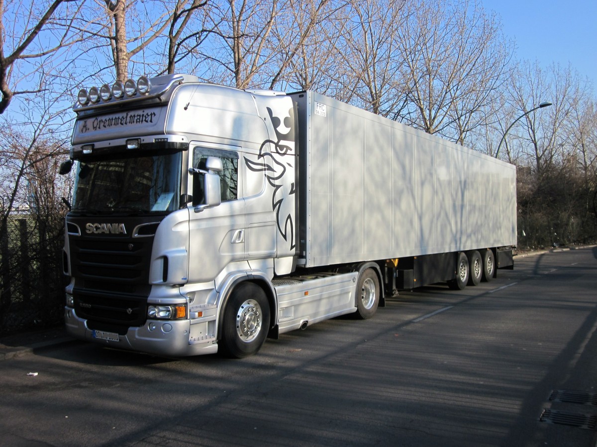 Scania R 560 Sattelzug am 25.02.2014 in Berlin-Moabit.