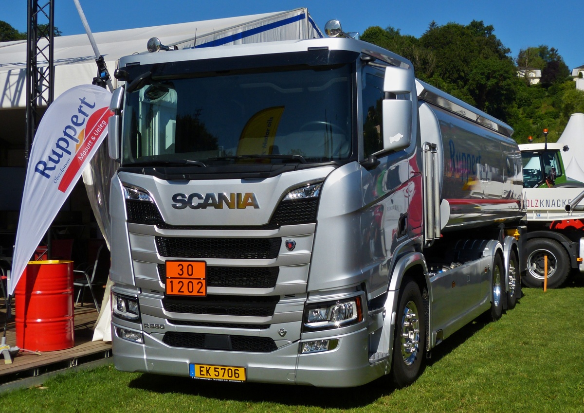 Scania R 650 mit Tankaufbau, gesehen in Ettelbrück bei der Landmaschinen Ausstellung. 02.07.2022