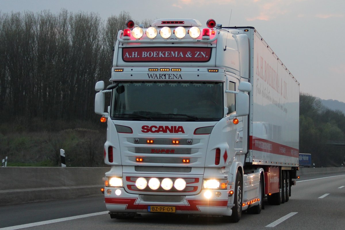 Scania R420 Topline von A.H. Boekema & ZN. mit Kühlsattel unterwegs beim Kreuz Kassel West auf der A44. 22.04.2013