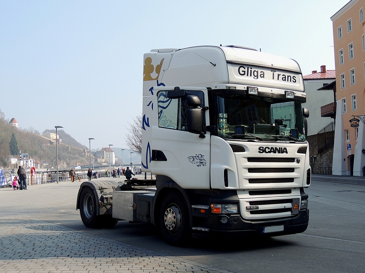 SCANIA R420, zugelassen in Bulgarien macht einen Stopp in Passau´s Fritz-Schäffer-Promenade; 140308