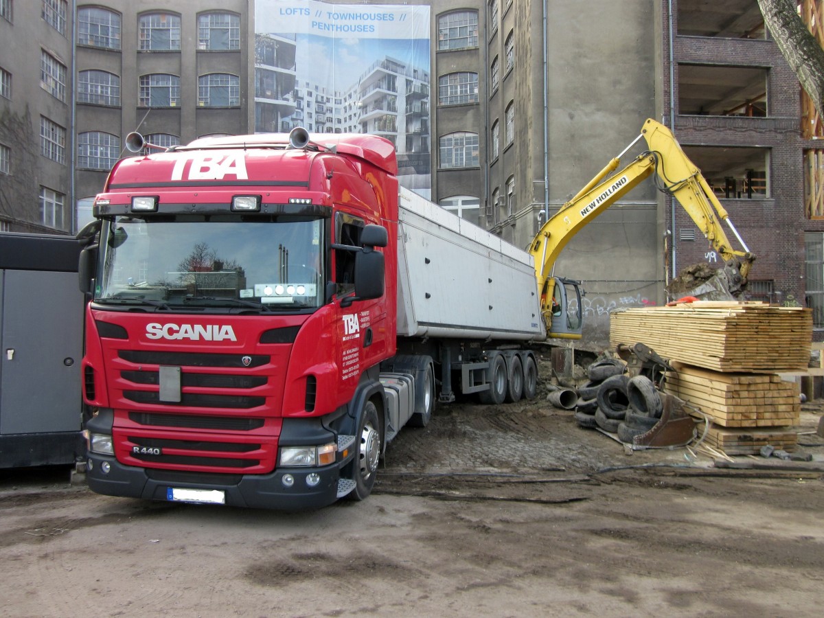 Scania R440 Kippsattelzug mit Schmitz-Auflieger wird am 17.02.2014 auf einer Baustelle in Bln.-Charlottenburg beladen. 