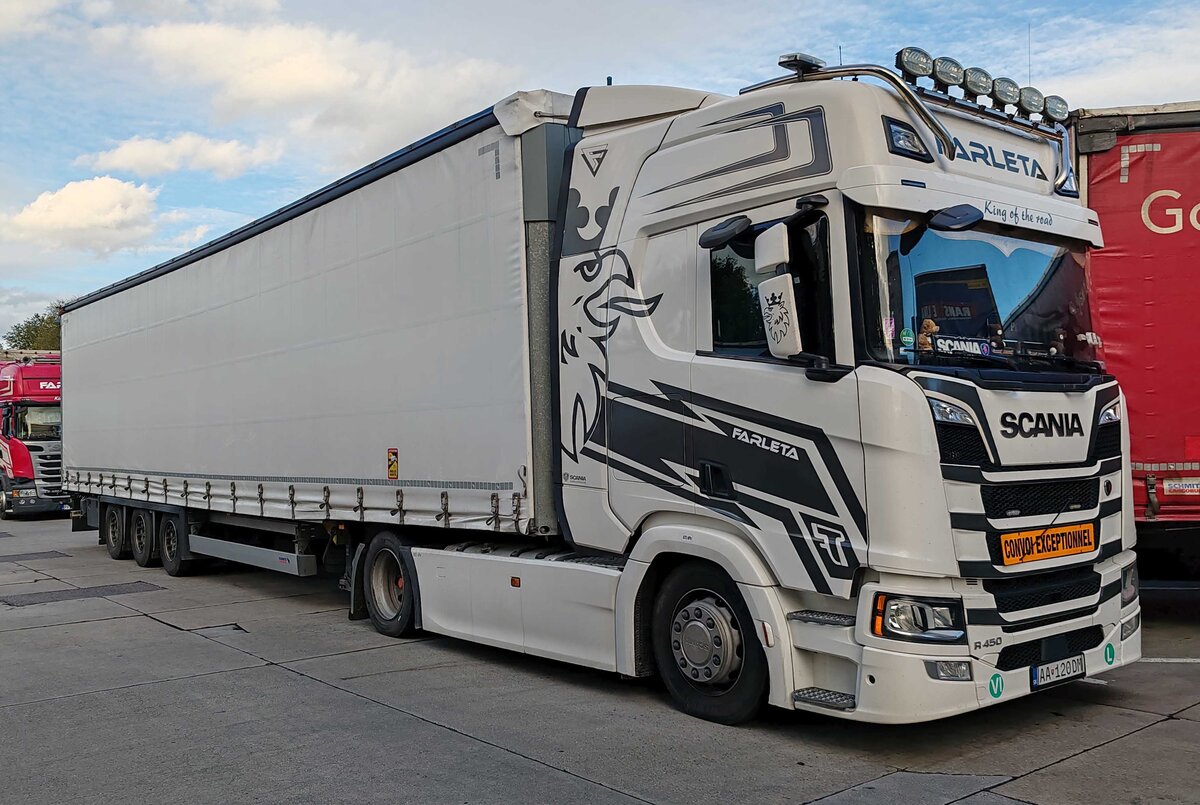 =Scania R450-Sattelzug der Spedition FARLETA, 09-2025