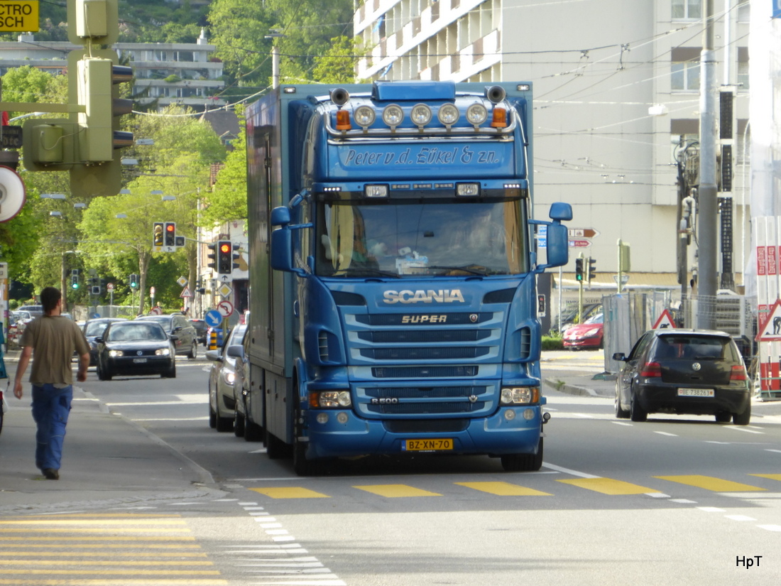 Scania R500 mit Kastenaufbau unterwegs in Biel am 06.05.2015