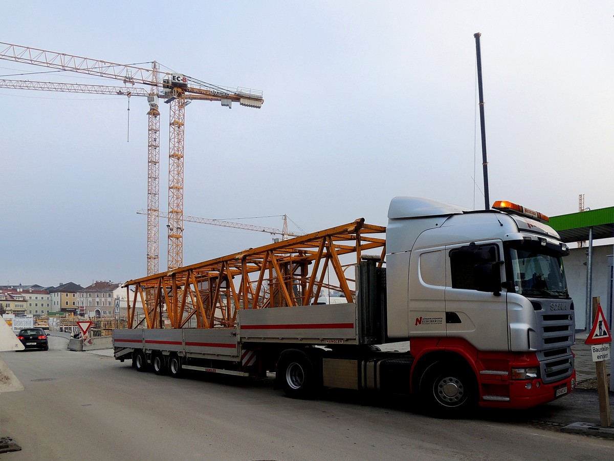 SCANIA R500-V8 ist mit einem Fachwerkteil für Liebherr Turmdrehkran Nr.4 bei der  Baustelle eingetroffen; 140301