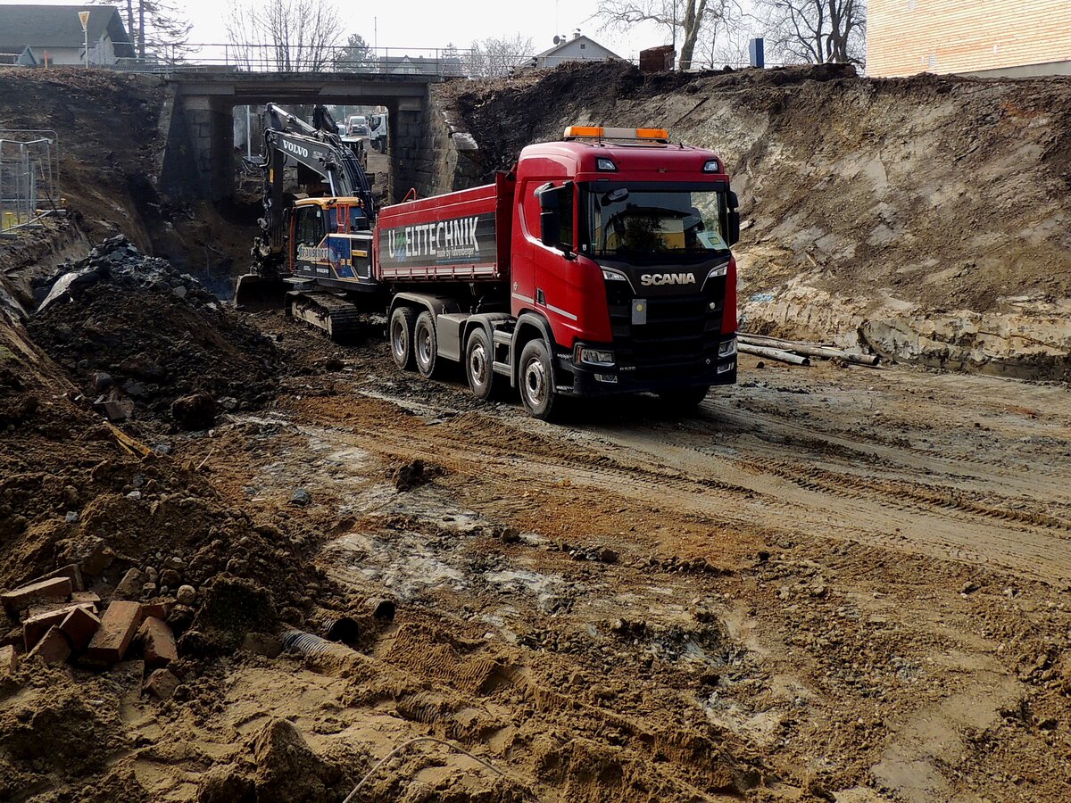 SCANIA R520 mit Kipperaufbau bei einer Straßenbaustelle; 260304