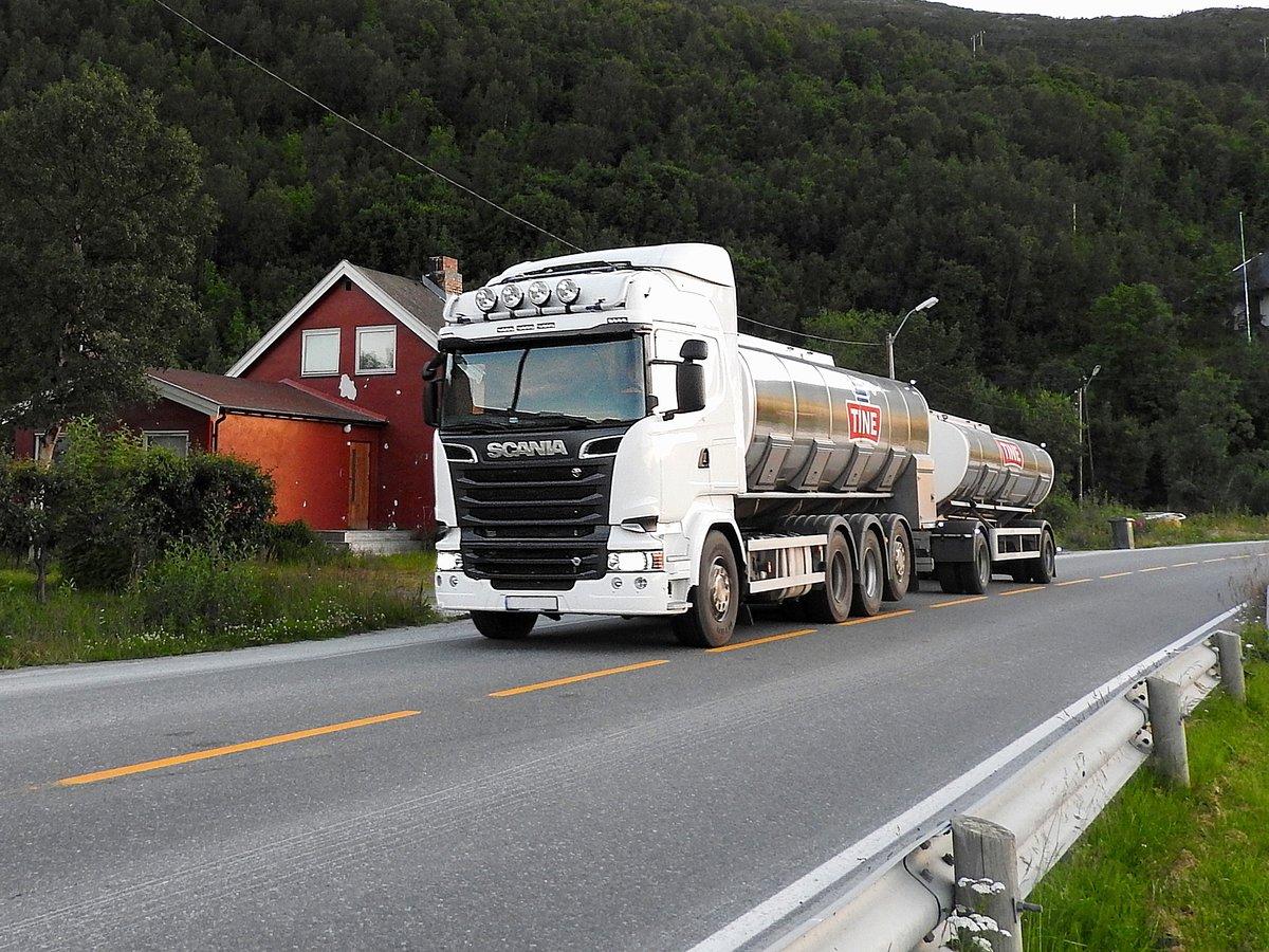 SCANIA-R550 mit Milchtankaufbau im Bereich Sørkjosen/Norge; 160722