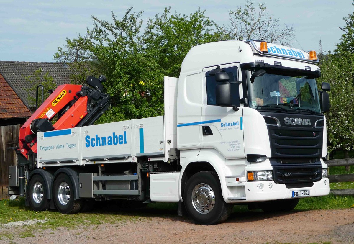 =Scania R580 der Firma  Schnabel  mit Palfinger-Kran steht auf einer Baustelle in Petersberg-Marbach, Mai 2017