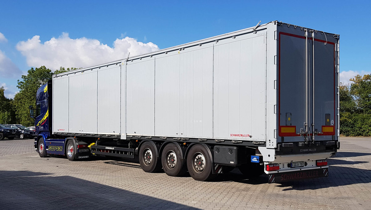 =Scania R580-Sattelzug der Spedition VOGEL steht auf dem Autohof Fulda Nord im August 2019