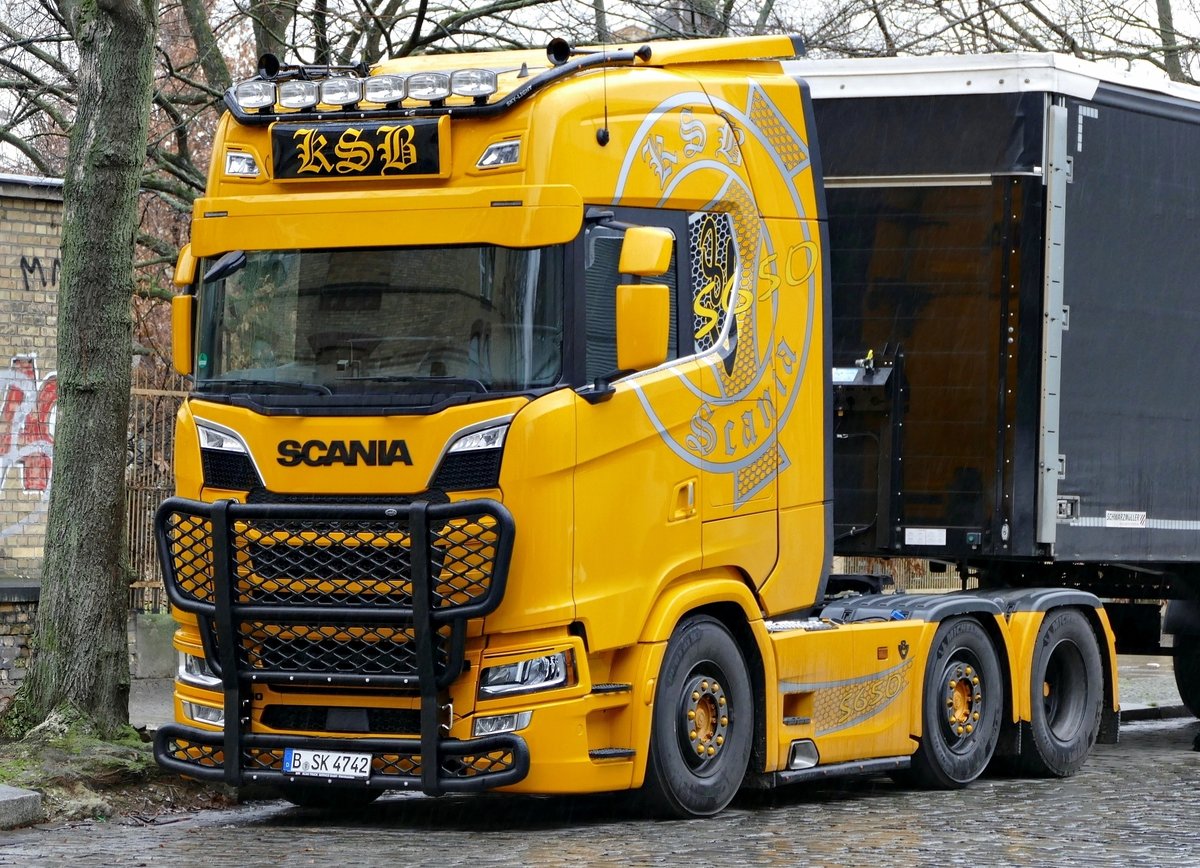 Scania S 650 Sattelzugmaschine, 'KSB'. Berlin im Februar 2020.