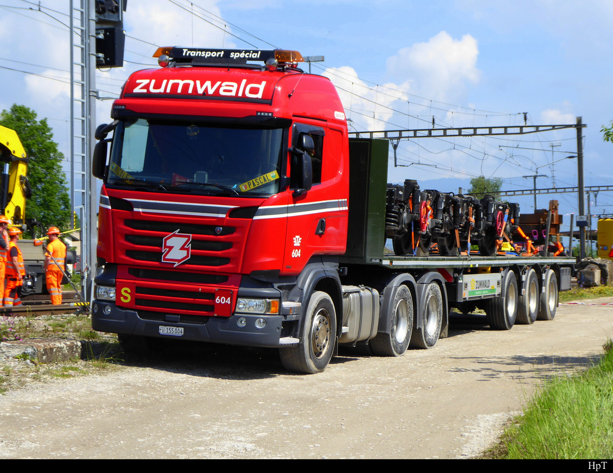 Scania Sattelschlepper im Bahnhof Busswil am 26.05.2019 beim Abtransport von Drehgestellen eines Entgleisten Bauzuges am 25.05.2019