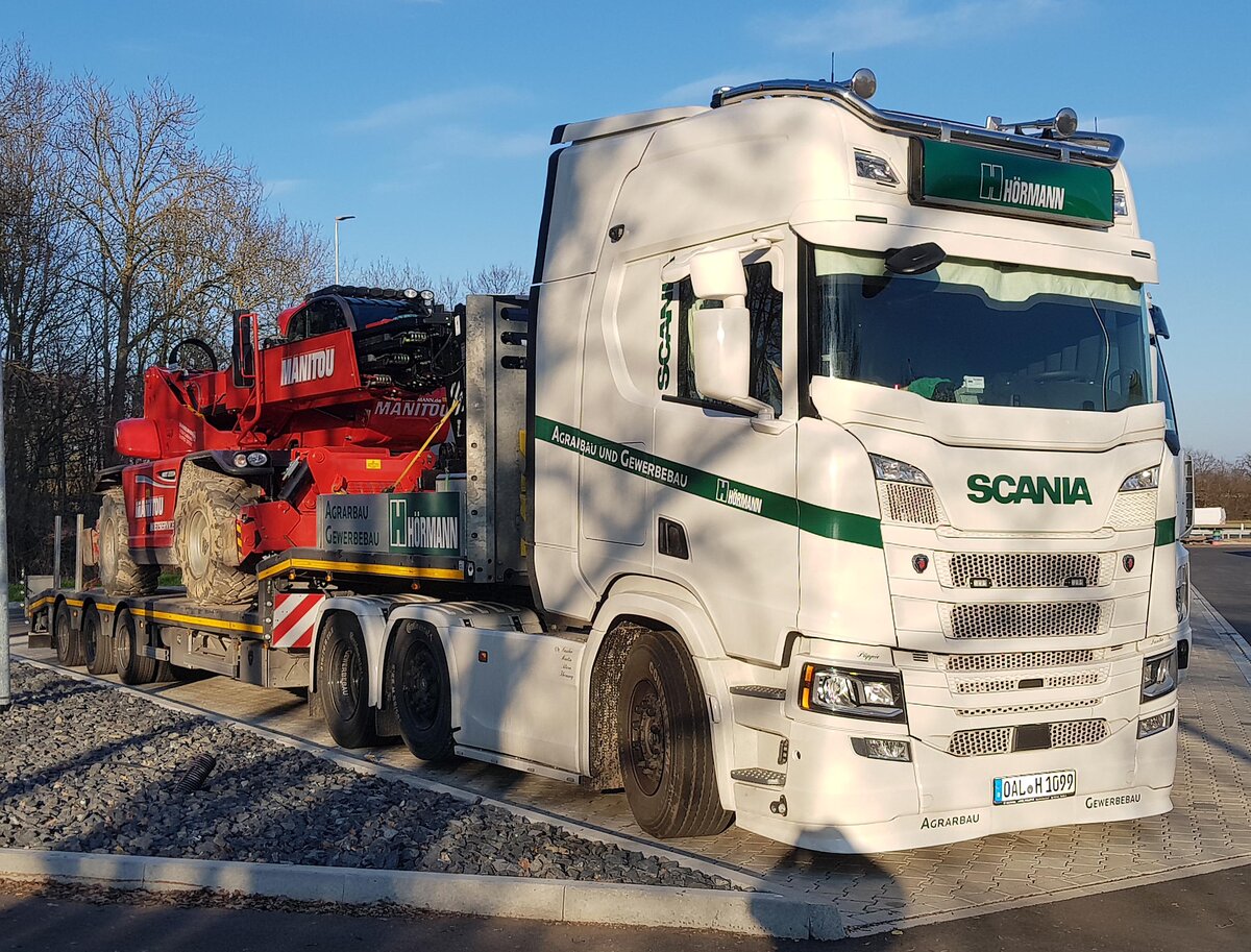 =Scania-Sattelzug von Agrar- und Gewerbebau HÖRMANN steht auf einer Rastanlage an der A 7, 03-2021