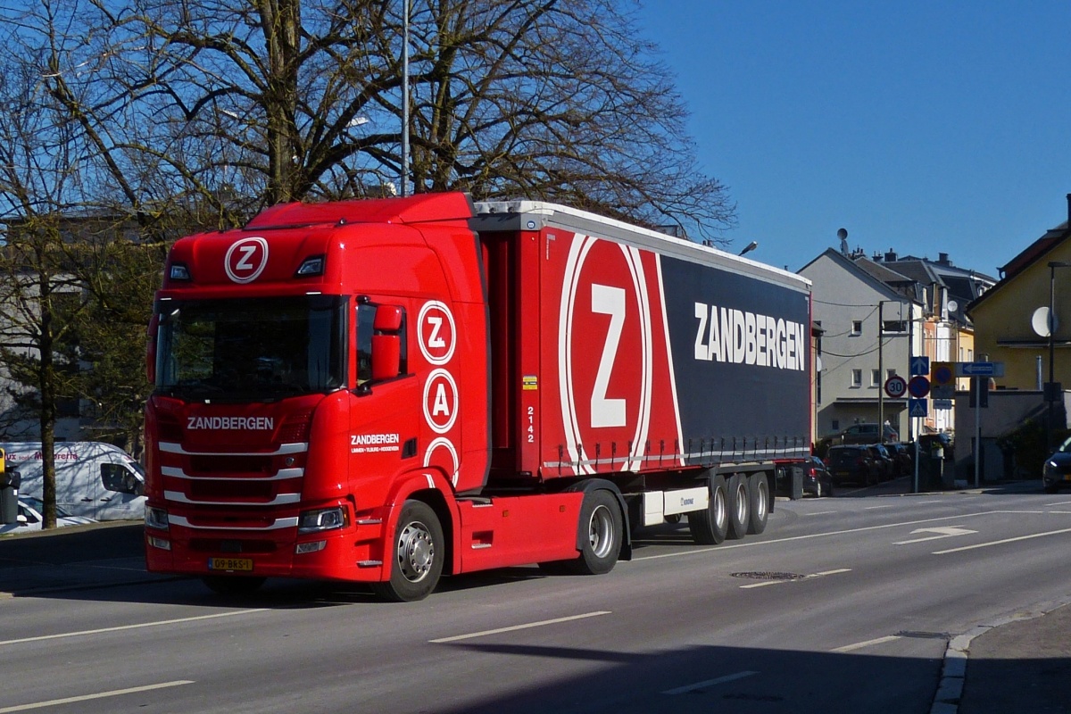 Scania Sattelzug aus den Niederlanden, aufgenommen im Süden von Luxemburg. 02.2022 