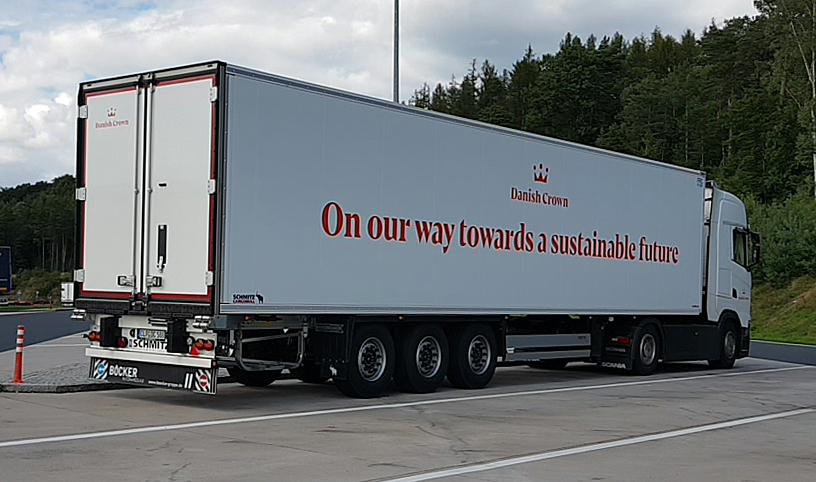 =Scania-Sattelzug von DANISH CROWN gesehen auf einem Rastplatz an der A 7 im September 2020