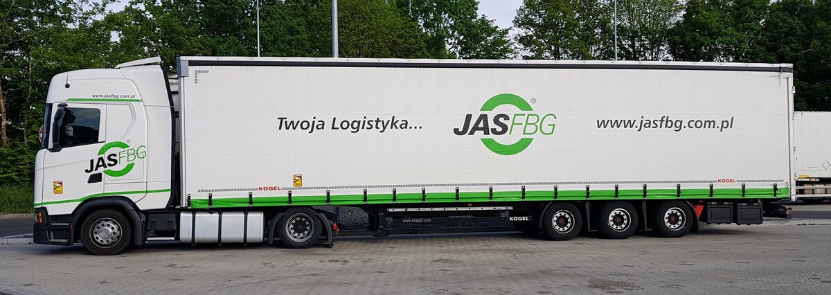 =Scania-Sattelzug des Logistikers JASFBG aus Polen rastet an der A 7 im Mai 2022