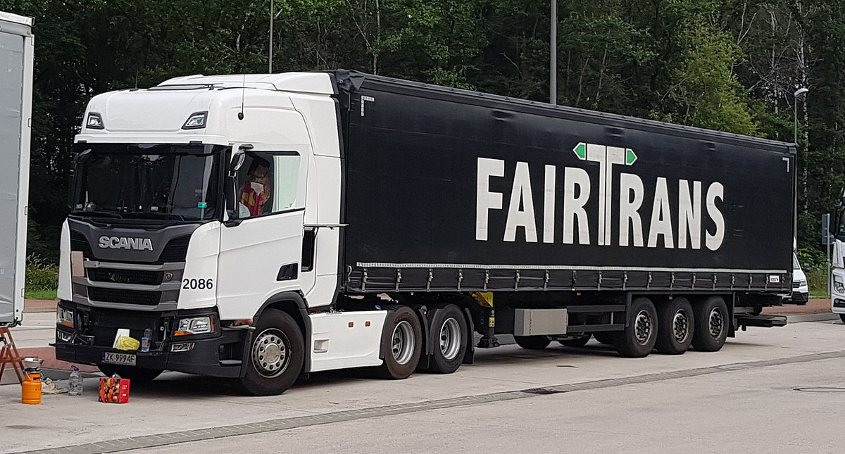=Scania-Sattelzug von FairTrans steht im Juli 2019 auf einem Rastplatz an der A 7