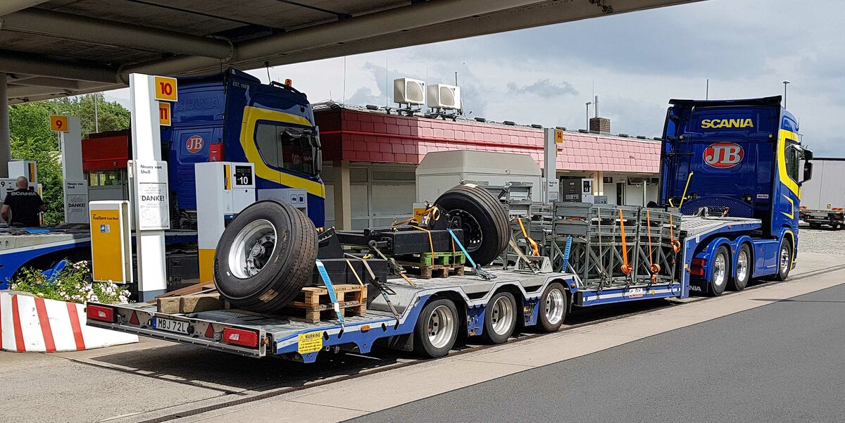 =Scania-Sattelzug der schwedischen Spedition JB steht im Juni 2022 auf der Rastanlage Grossenmoor an der A 7