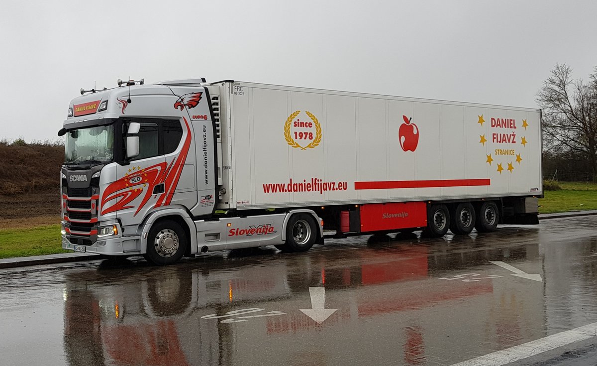 =Scania-Sattelzug der Spedition Daniel Fijavz rastet an der A 3 am Rasthof Jura im November 2019