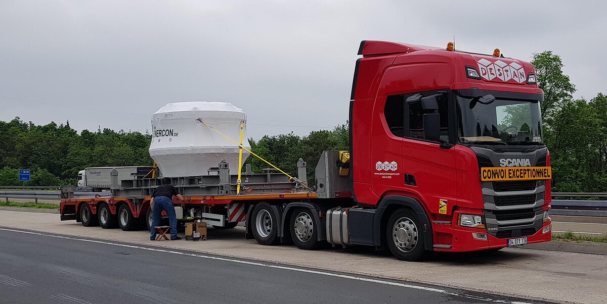 =Scania-Sattelzug der Spedition DESTAN rastet an der A 7 im Juni 2021