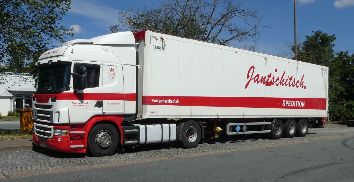 =Scania-Sattelzug der Spedition JANTSCHITSCH rastet im Juli 2020 an der A 7