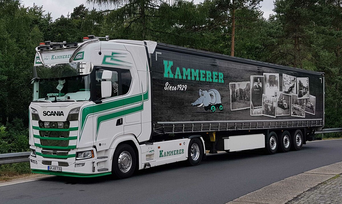 =Scania-Sattelzug der Spedition KAMMERER steht zur Fahrerpause an der A 7, 06-2022