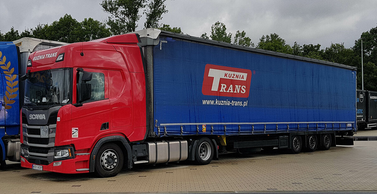 =Scania-Sattelzug der Spedition KUZNIA-Trans, 08-2021