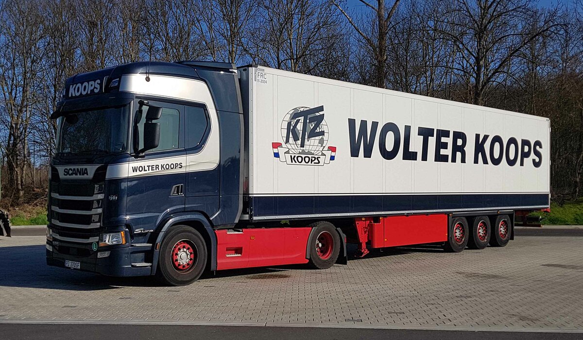 =Scania-Sattelzug der Spedition WOLTER KOOPS rastet im März 2021 an der A 7