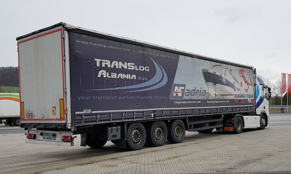 =Scania-Sattelzug von TRANSLOG aus Albanien rastet im April 2021 auf dem Rasthof Fulda-Nord