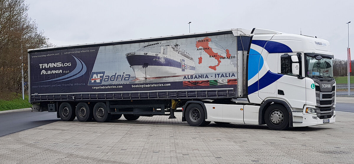 =Scania-Sattelzug von TRANSLOG aus Albanien rastet im April 2021 auf dem Rasthof Fulda-Nord