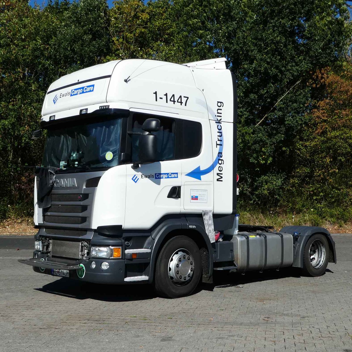 =Scania-Sattelzugmaschine rastet auf dem Autohof Fulda-Nord im August 2016
