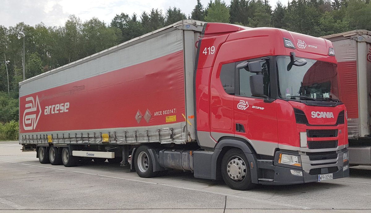 =Scania-Sattezug der Spedition ARCESE steht im Juli 2019 an der A 7