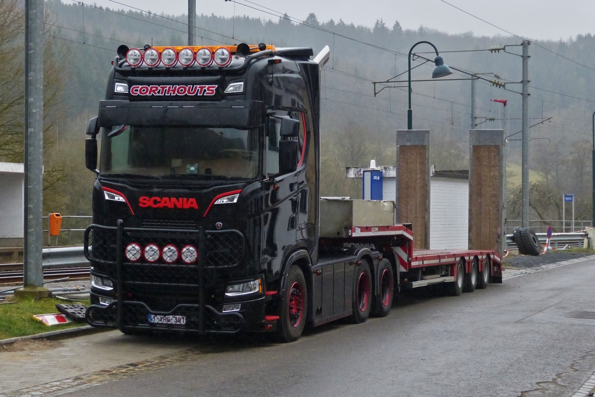 Scania Schwerlastsattelzug wartet auf seine Ladung. 04.2021