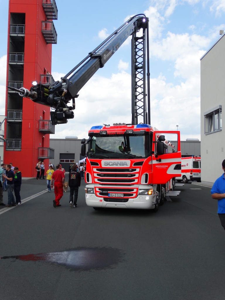 Scania TLF der Werksfeuerwehr Industriepark Hanau Wolfgang am 01.06.14 beim Tag der Offenen Tür der Feuerwehr Hanau Mitte. Dieses Fahrzeug besitzt einen ausfahrbaren Löscharm. Dieser kann per Fernsteuerung bedient werden.  