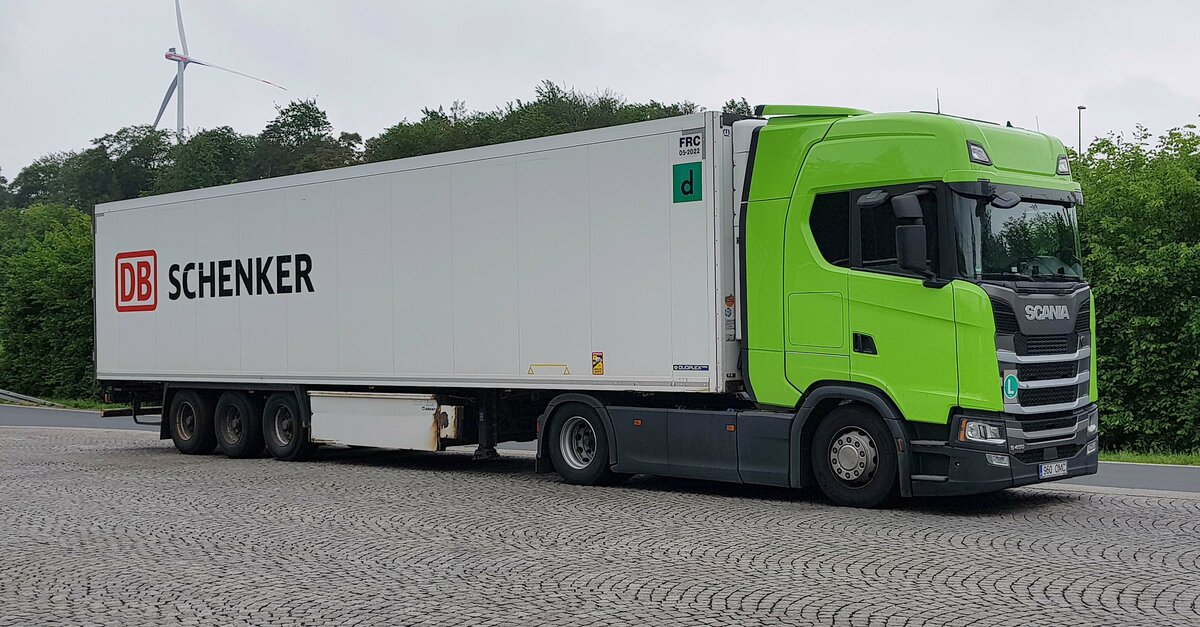 =Scania transportiert einen Sattelauflieger von DB Schenker, 06-2021