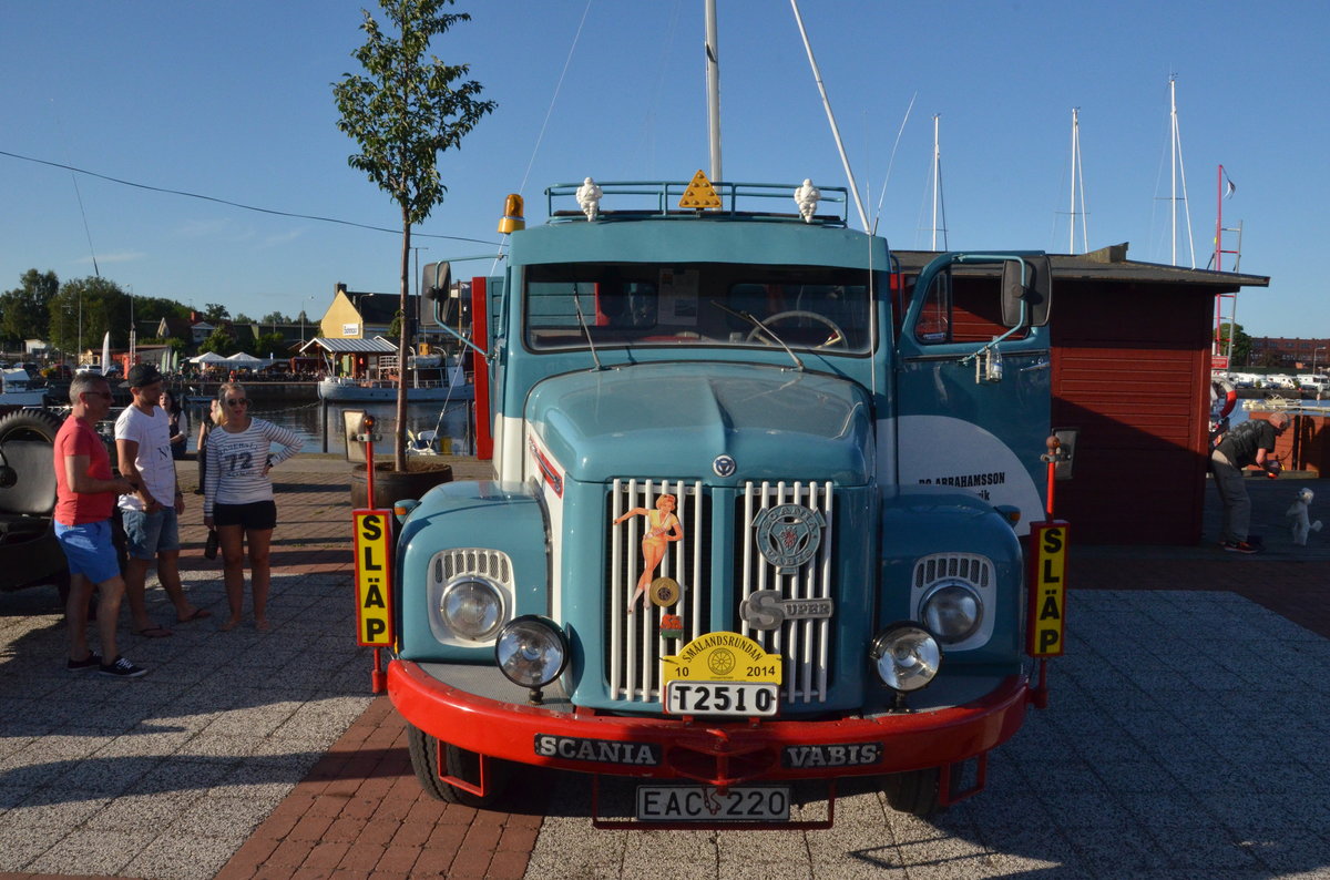 Scania-Vabis 75 wurde zwischen 1958-1963 hergestellt, dann als 76 bis 1968. 
Zweiachsige Fahrzeughaube L, dreiachsig mit Tragwelle LS und dreiachsig mit doppelt angetriebenem Drehgestell LT. 
Motor: 1065 PS, 10,26 Liter. In Oskarshamn / Schweden  am 16.07.2014.
